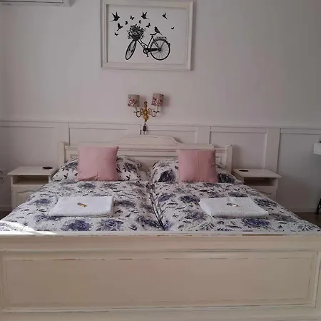 Edina Vintage Vendeghaz